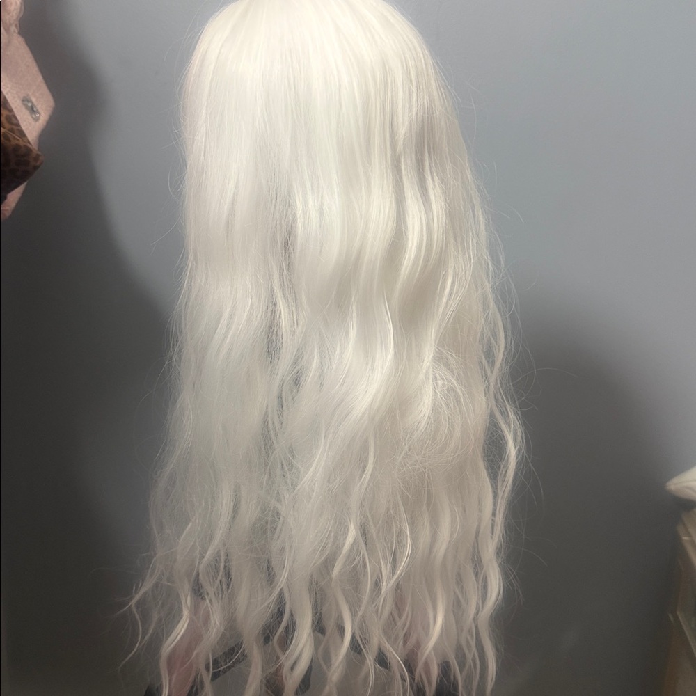 Elegant White Wavy Hair Wig - Picture 4 of 6
